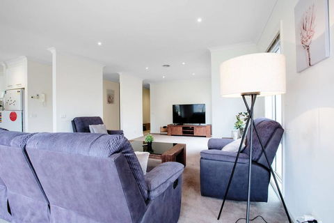 Superb Luxe 5BR House@Point Cook Near Lake - Events Australia 3