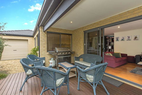 SURFSIDE GETAWAY IN PICTURESQUE INVERLOCH - Events Australia 3