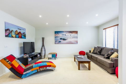 SURFSIDE GETAWAY IN PICTURESQUE INVERLOCH - Events Australia 0