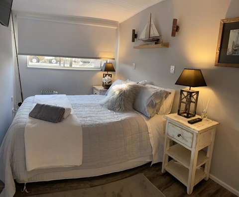 Swamp Fox Luxury 2BR Dutch Barge - Events Australia 1