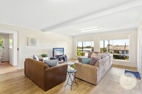TASSIE SEASIDE SERENITY - L'Abode Accommodation - Events Australia 1