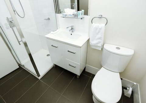 Shoreline Hotel - Accommodation Europe 33