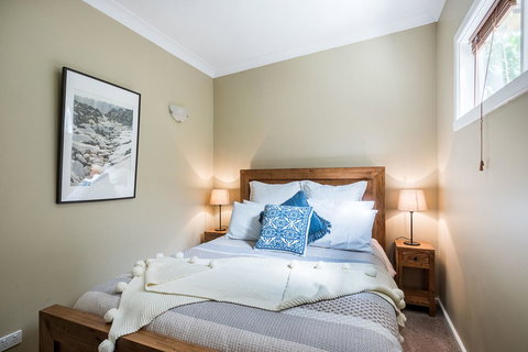 Avalon House - Accommodation Europe 11