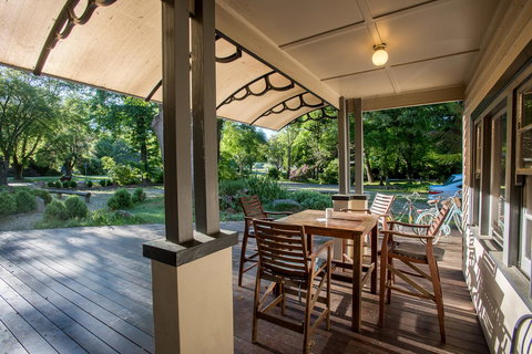 Avalon House - Accommodation Europe 14