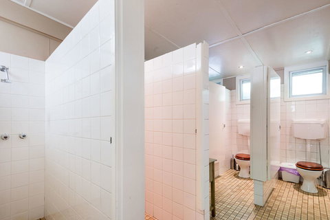 Avalon House - Accommodation Europe 24