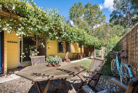 Avalon House - Accommodation Europe 6