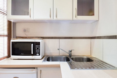 Avalon House - Accommodation Europe 12