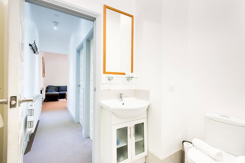 Avalon House - Accommodation Europe 33