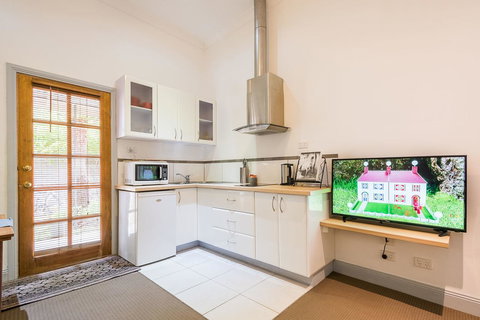 Avalon House - Accommodation Europe 31