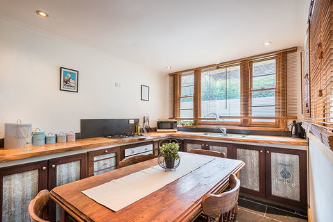 Avalon House - Accommodation Europe 40