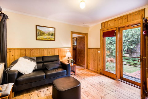 Avalon House - Accommodation Europe 8