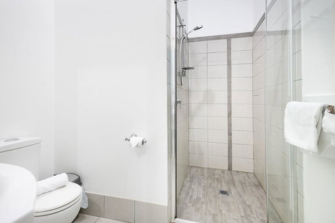 Avalon House - Accommodation Europe 36