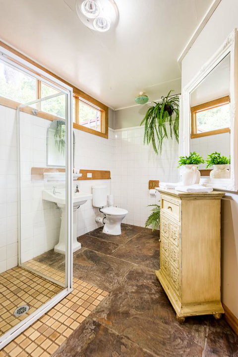 Avalon House - Accommodation Europe 21