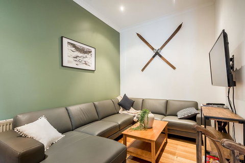 Avalon House - Accommodation Europe 4