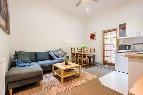 Avalon House - Accommodation Europe 18