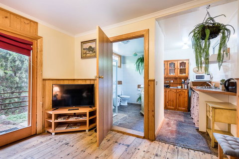 Avalon House - Accommodation Europe 42