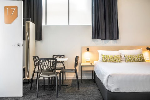 Nightcap At Seaford Hotel - Events Australia 3