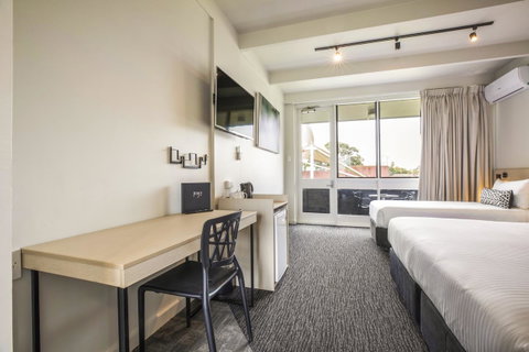 Nightcap At Seaford Hotel - Events Australia 29