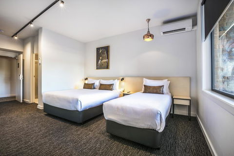 Nightcap At The Cheeky Squire - Events Australia 1