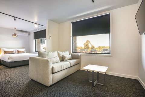 Nightcap At The Cheeky Squire - Events Australia 18