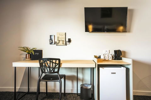 Nightcap At The Cheeky Squire - Events Australia 21