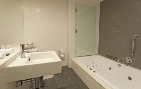 Causeway 353 Hotel - Accommodation Europe 9