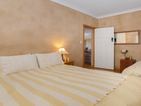 The Farmhouse - Grape Vines And Rolling Green Hills - Tourism Bookings 1