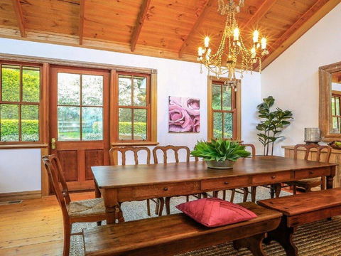 Treetops - Elegant, Inviting, Designer, Cedar Home - Tourism Bookings 3
