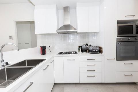 Trendy, Self Contained Inner City Apartment - Tourism Bookings 1