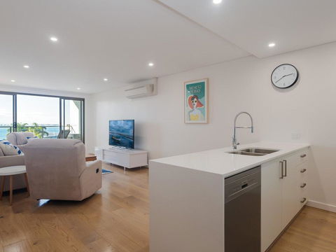 Unit 301 'The Shoal' 6-8 Bullecourt Street - Air Con, Walking To Local Shops & Beach - Tourism Bookings 1