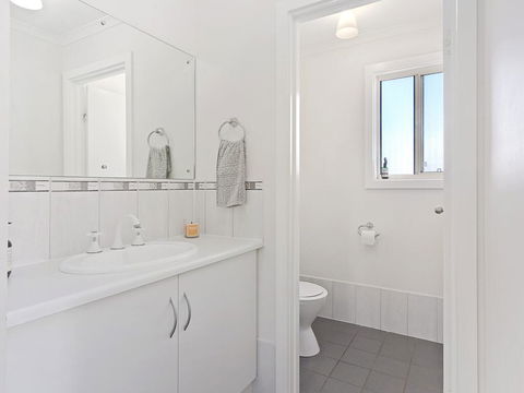 VALLEY VIEWS - 10 Valley Heights Drive - Events Australia 1