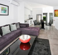 Views from Red Hill - Modern and Spacious Split-Level Executive 3BR Red Hill Apartment Close to CBD - Events Australia