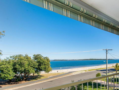 VIEWS VIEWS VIEWS! Front Top Floor Waterfront Unit - Chnook Apartments South Esp, Bongaree - Events Australia 0
