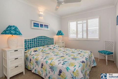 VIEWS VIEWS VIEWS! Front Top Floor Waterfront Unit - Chnook Apartments South Esp, Bongaree - Events Australia 2