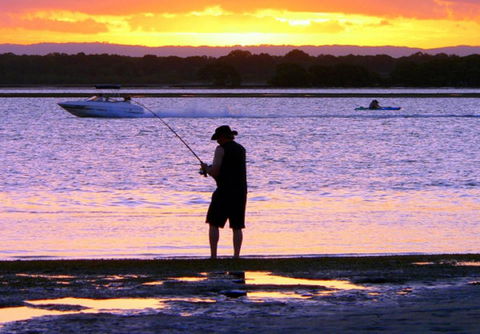 VIEWS VIEWS VIEWS! Front Top Floor Waterfront Unit - Chnook Apartments South Esp, Bongaree - Events Australia 1