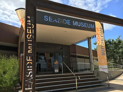 VIEWS VIEWS VIEWS! Front Top Floor Waterfront Unit - Chnook Apartments South Esp, Bongaree - Events Australia 3