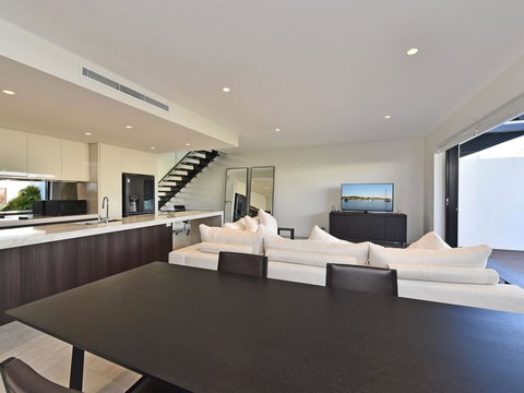 Villa Capri Waterside At Trinity Point - Events Australia 3