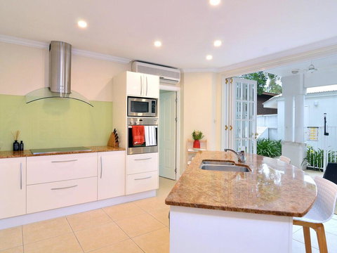 Walk To The Ocean In Five Minutes - Events Australia 0