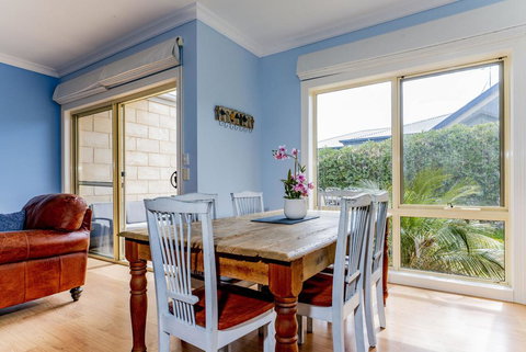 WALKIN ON SUNSHINE - STROLL TO BEACH BREAK - Events Australia 1