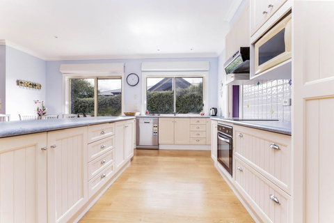 WALKIN ON SUNSHINE - STROLL TO BEACH BREAK - Events Australia 2