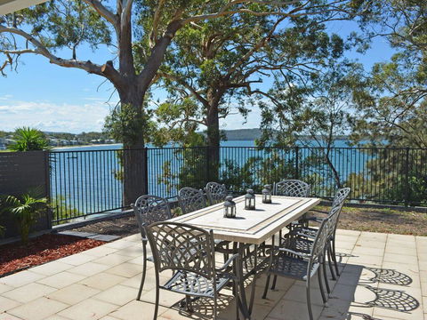 Wanda Magic' 19 Randall Drive - Beautiful Water Front House - Tourism Bookings 1