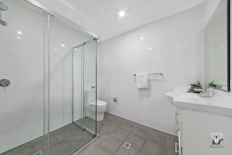 WARRICK FRAM 3 BEDS APT FREE PARKING WALK TO WESTFIELD CLOSE TO HOSPITAL NWF003 - Events Australia 3