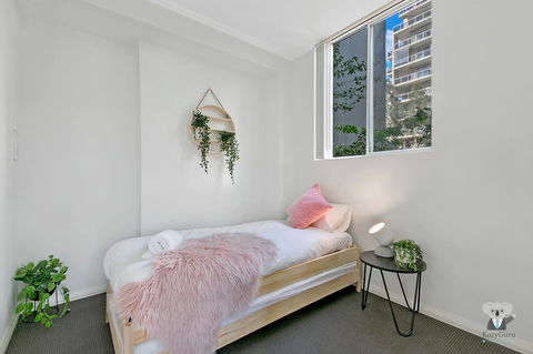 WARRICK FRAM 3 BEDS APT FREE PARKING WALK TO WESTFIELD CLOSE TO HOSPITAL NWF003 - Events Australia 1