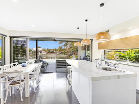 WATERFRONT HOME BORDERING MOOLOOLABA - Events Australia 3