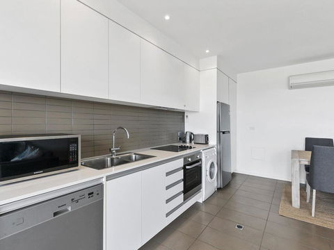 WATERFRONT SEVEN - In The Heart Of Lorne - Events Australia 1