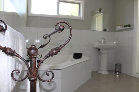 Amelina Cottages - Tourism Bookings 24
