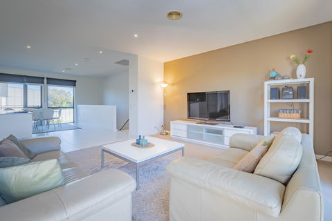 Stylish 3 Bedroom Townhouse - Free Parking - Events Australia 1