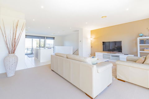 Stylish 3 Bedroom Townhouse - Free Parking - Events Australia 4