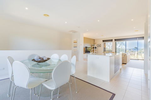 Stylish 3 Bedroom Townhouse - Free Parking - Events Australia 14