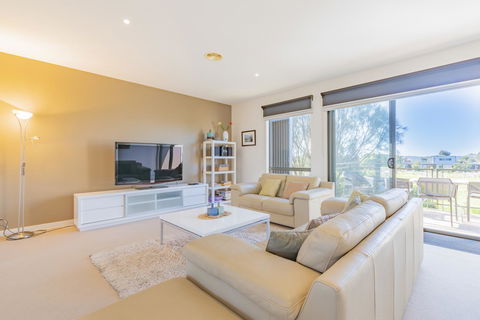 Stylish 3 Bedroom Townhouse - Free Parking - Events Australia 9